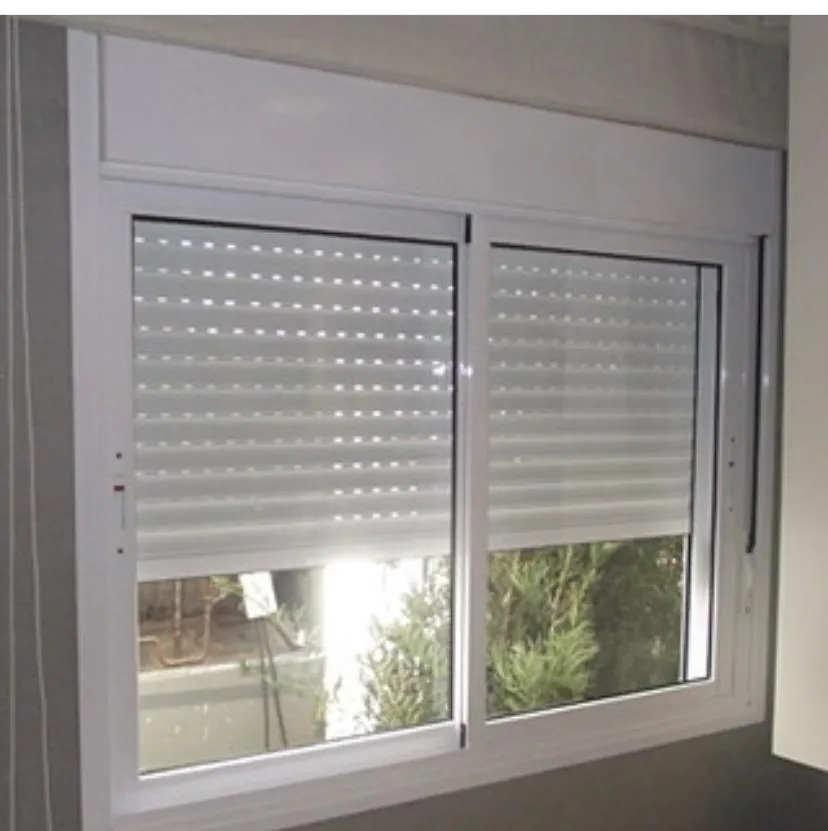 Janela com persiana integrada na Vila Mariana